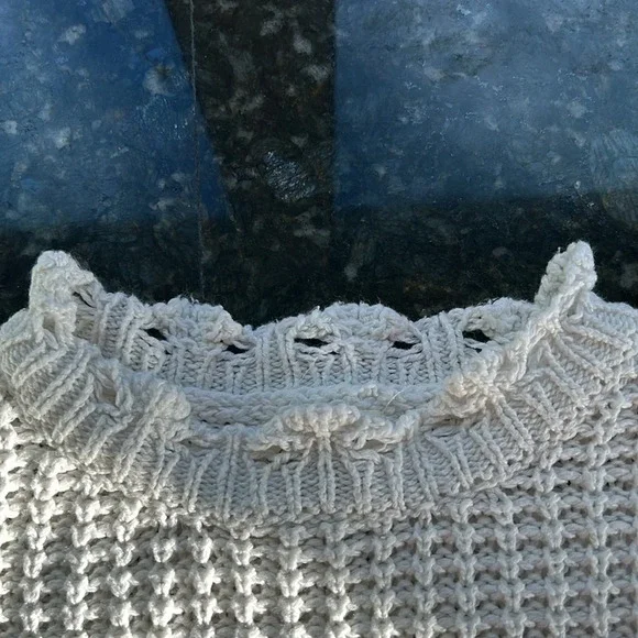 Crocheted short sleeve sweater. Universal Threads. Size small. Soft and comfy - Picture 5 of 9